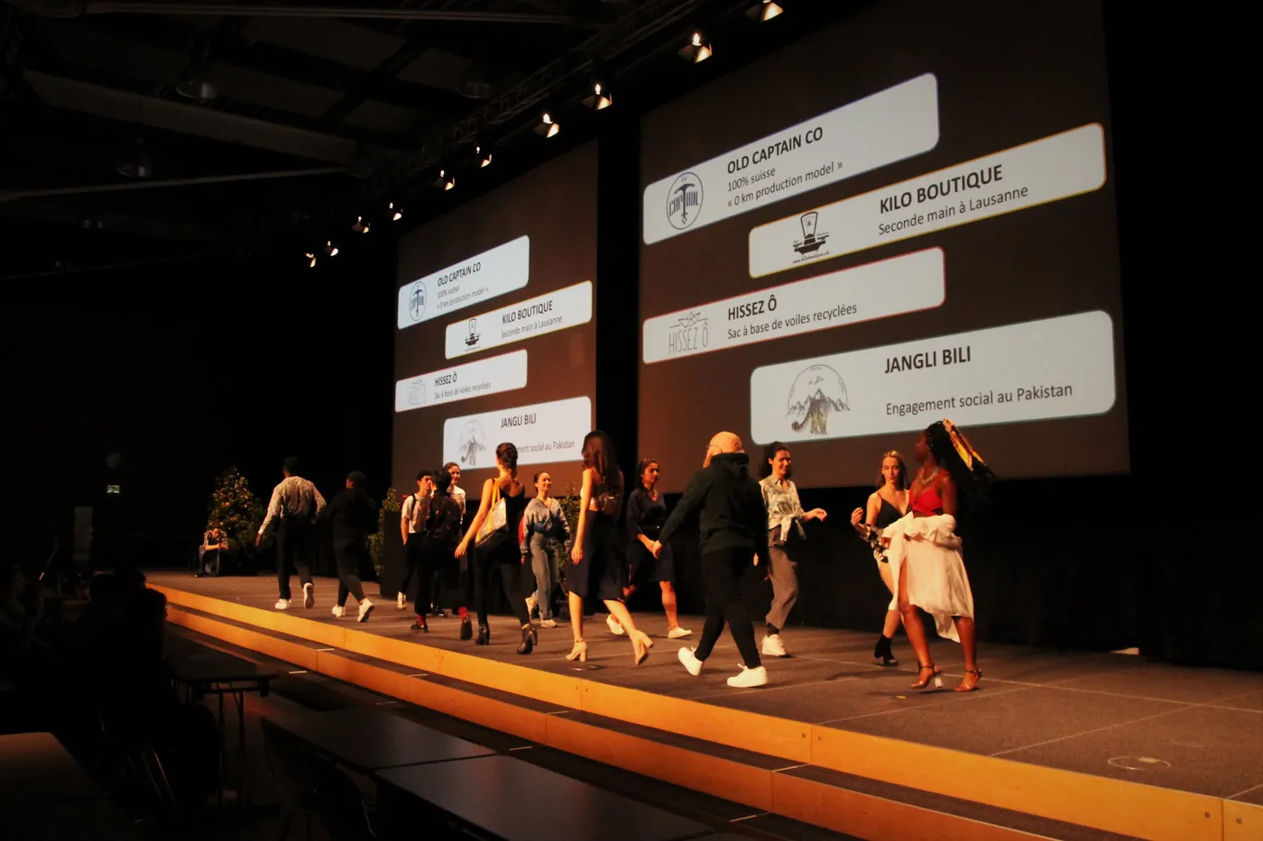 Tous les mannequins sur le podium pour le final