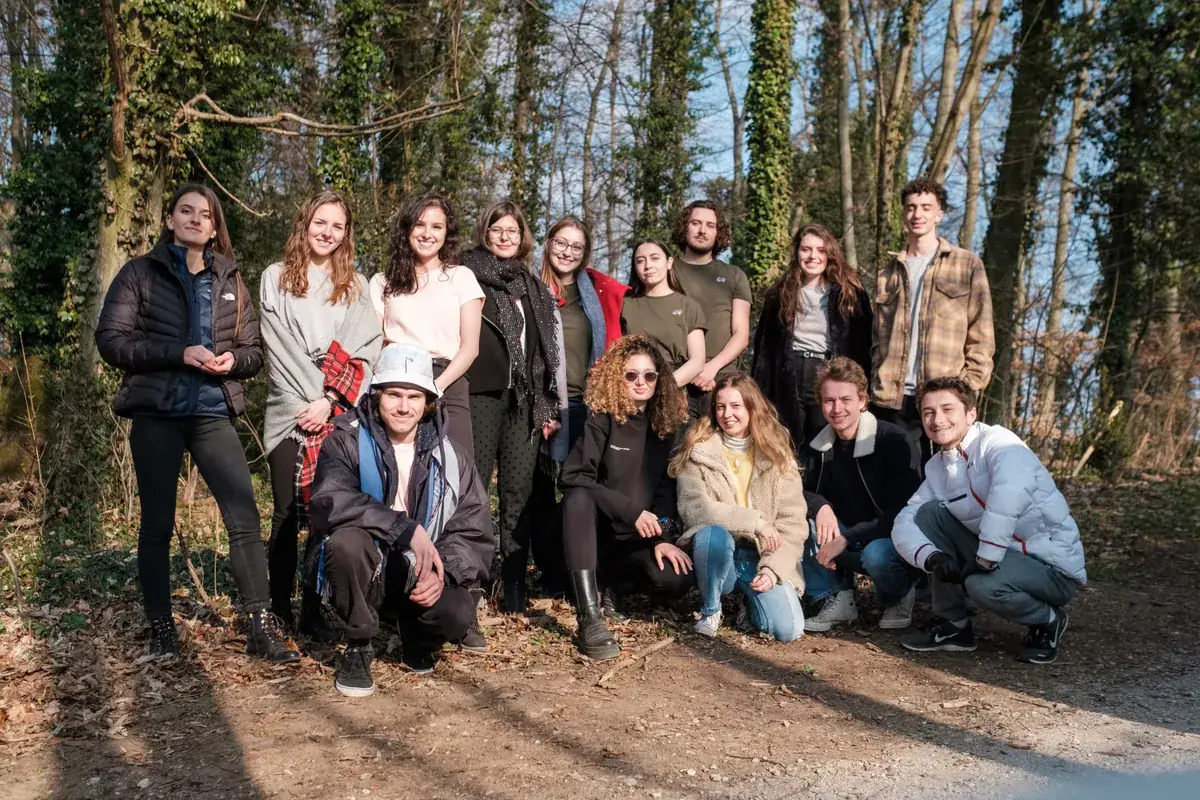 Les mannequins et l'équipe réunis dans la forêt