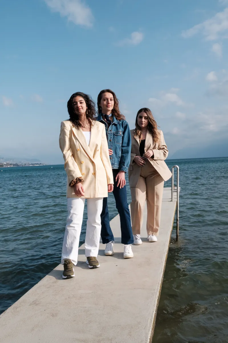 Trois mannequins sur un ponton au bord du Léman, en 2021