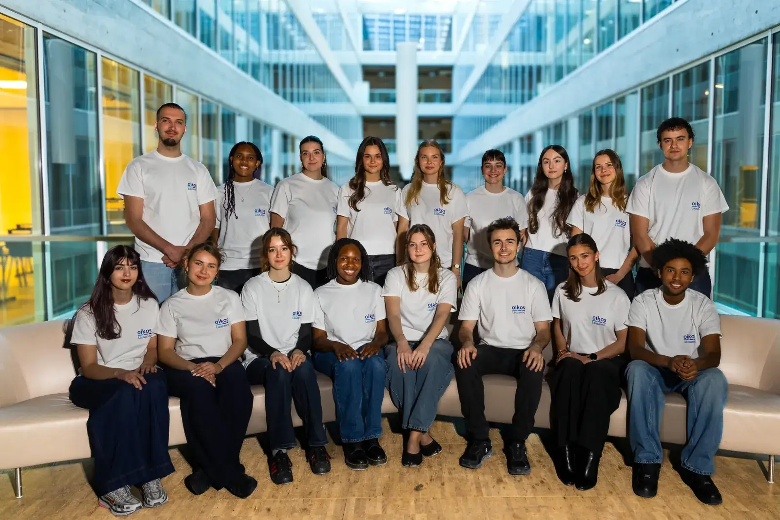 L'équipe d'oikos Lausanne en 2026, une vingtaine d'étudiant·e·s en t-shirt blanc sur le campus