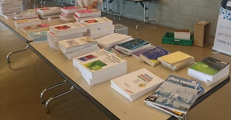 Des manuels d'occasion posés sur une table de la bourse aux livres