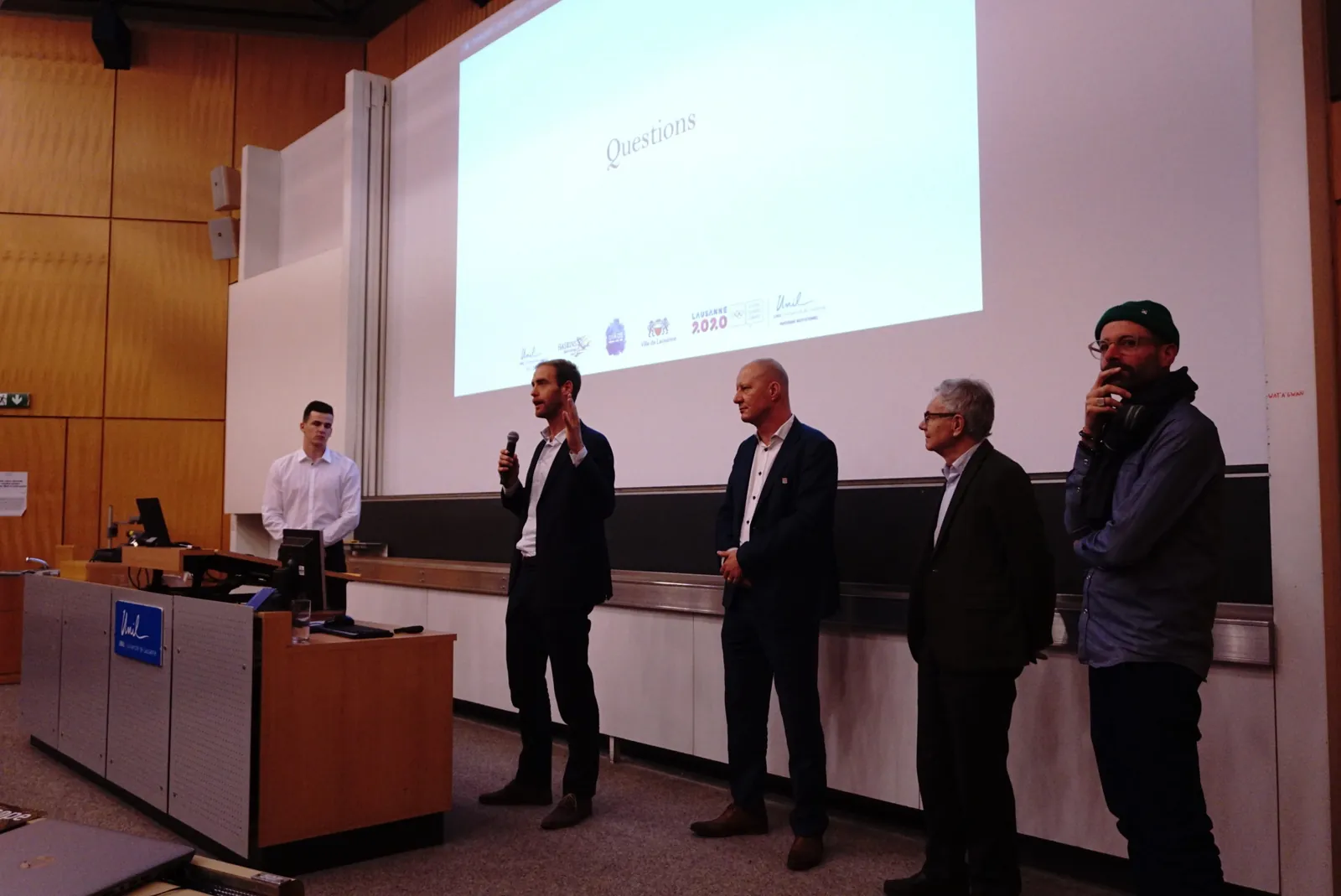 Cinq intervenants répondent aux questions du public dans un auditoire de l'UNIL