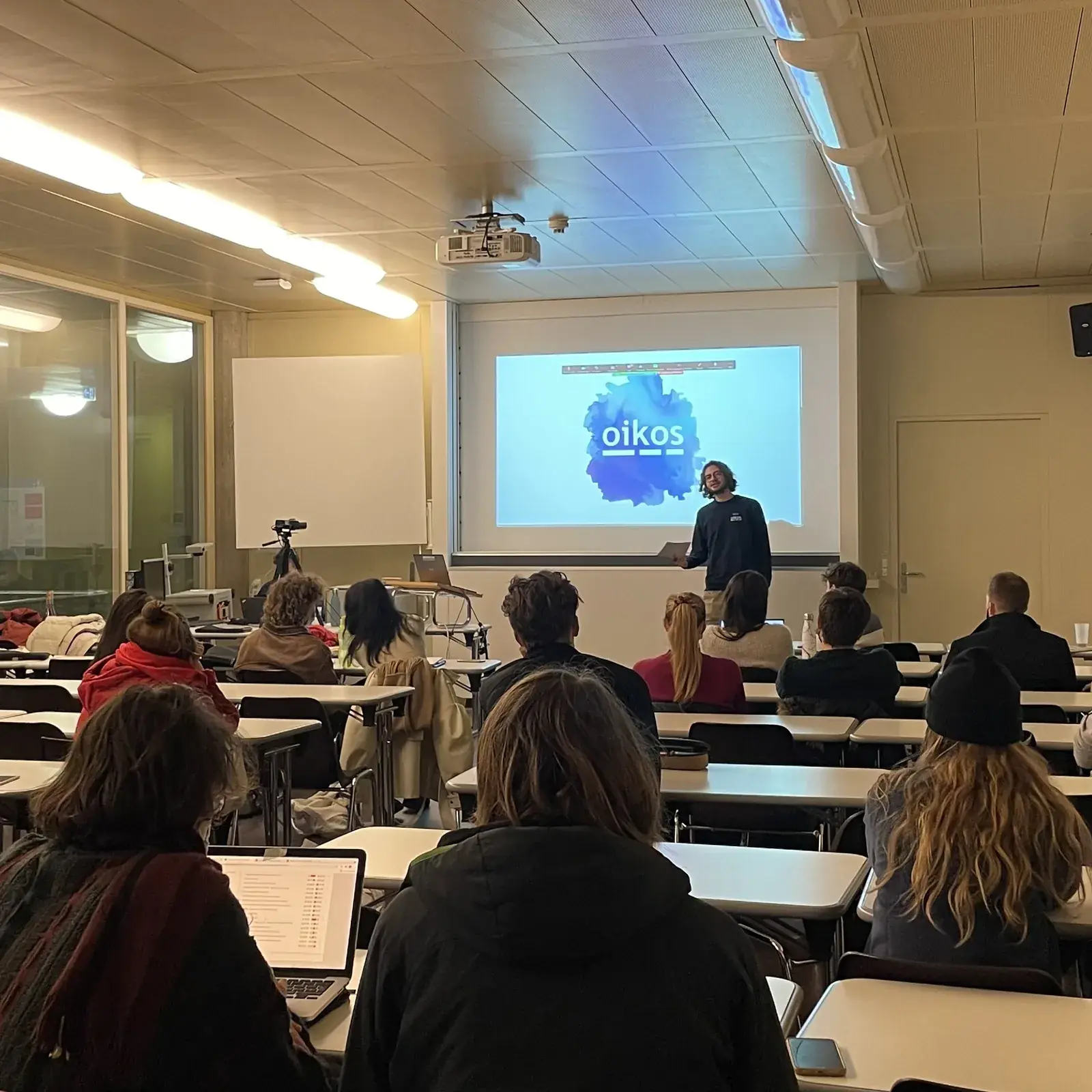 Une salle de cours pleine pendant une conférence d'oikos Lausanne