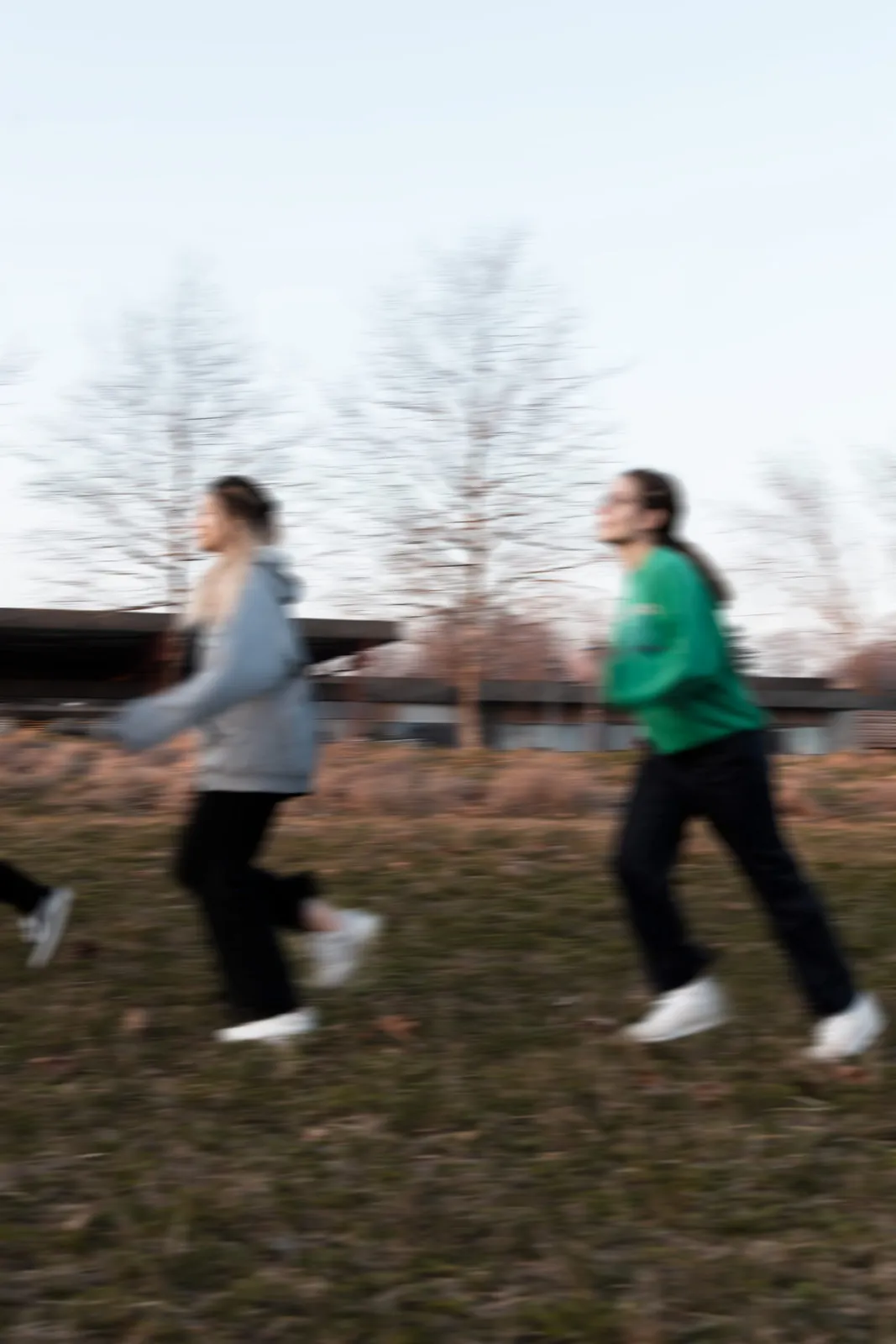 Deux mannequins courent dans un champ, en mouvement flou